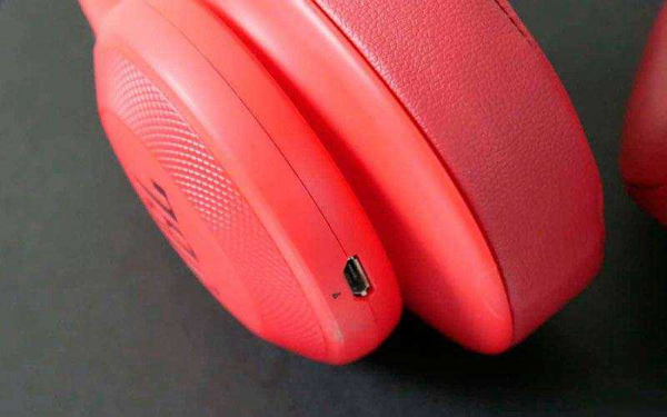 JBL E55BT – Обзор недорогих наушников JBL, чтобы просто слушать музыку