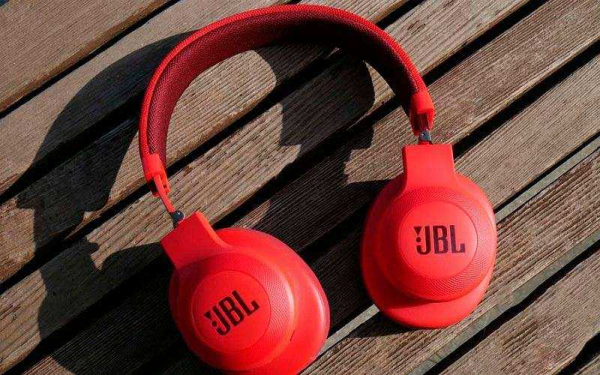 JBL E55BT – Обзор недорогих наушников JBL, чтобы просто слушать музыку